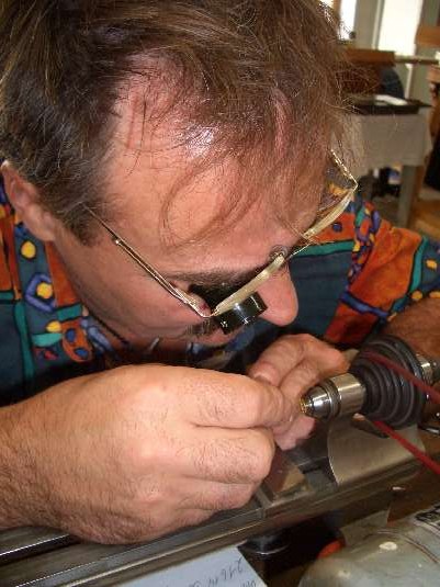 Mario Ludwig Werner repariert einen Zapfenbruch, Man mu wie man sieht ein Loch bohren, der Bohrer ist 0,45 mm. Ich habe mehr Gefhl mit der freien Hand zu bohren.